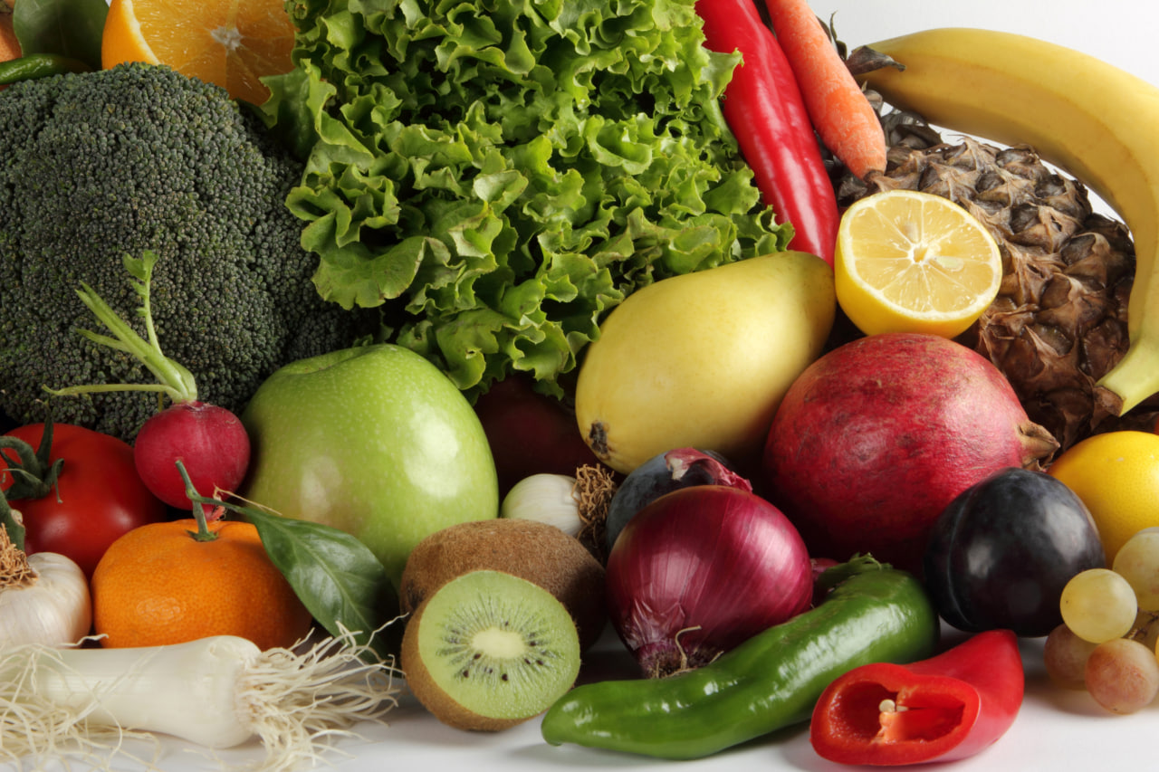 Composición editorial de ingredientes de temporada organizados en cuadrícula